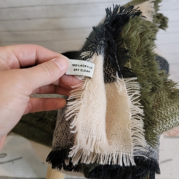 GORGEOUS 100% ACRYLIC BLANKET SCARVE, IN ARMY GREEN, CREAM & BLACK BUFFALO PLAID - Picture 3 of 7